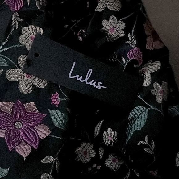 LULU’S MAKE A MOVE BLACK SATIN FLORAL DRESS STRAPLESS MIDI NWT - Picture 2 of 2